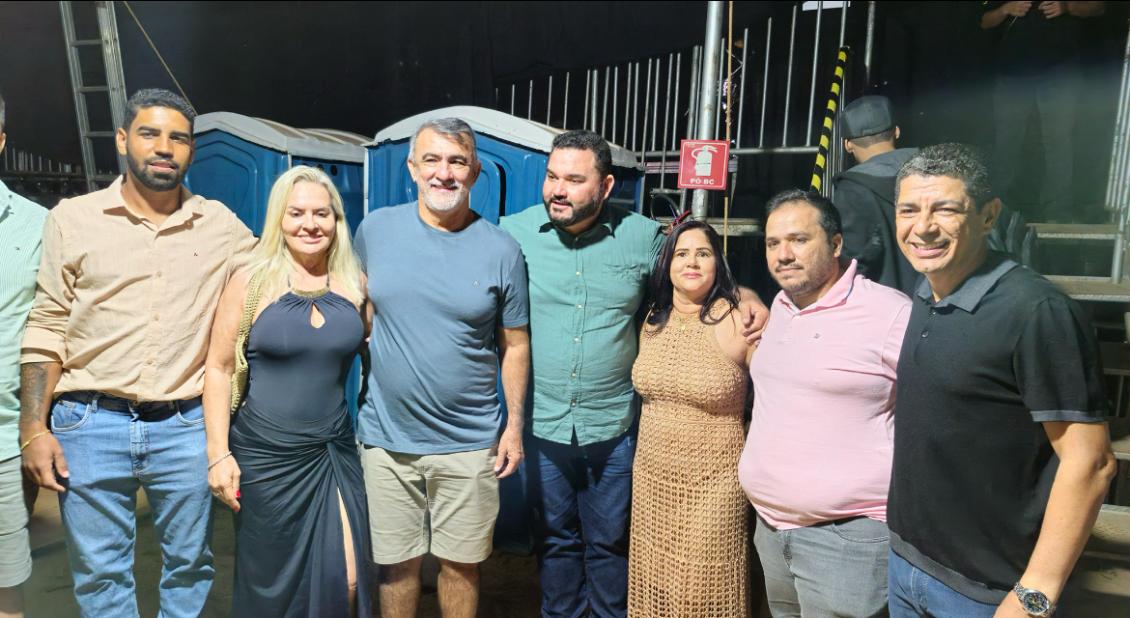 Amélio foi recepcionado pelo prefeito da cidade, André Borba, e pelo deputado Valdemar Junior. 