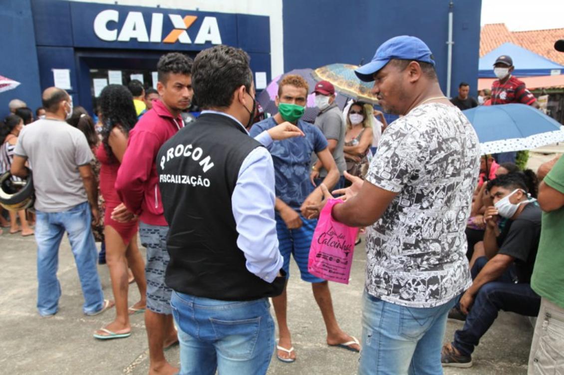 Pesssoas aglomeradas em banco durante pandemia