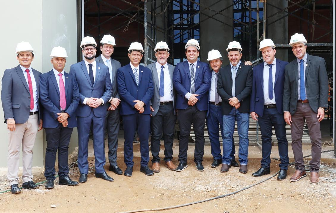 A visita reuniu deputados, servidores e representantes da construtora 