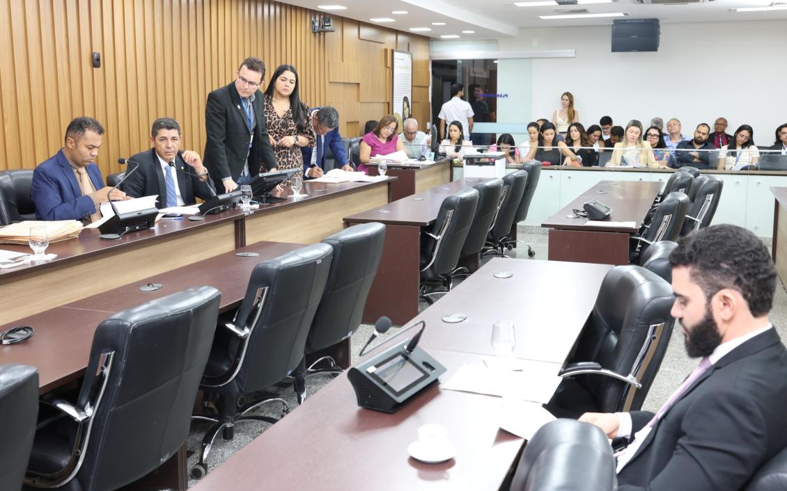 Deputados deliberam em reunião da CCJ Deputados deliberam em reunião da CCJ