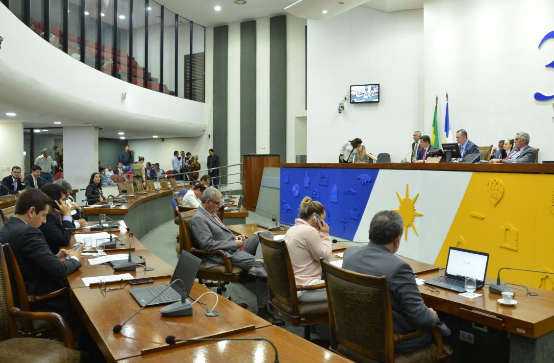 Votações aconteceram na noite desta quarta-feira