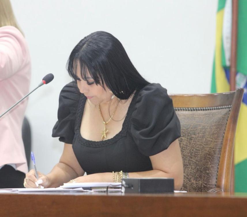Professora Janad Valcari na mesa diretora da Aleto Professora Janad Valcari na mesa diretora da Aleto