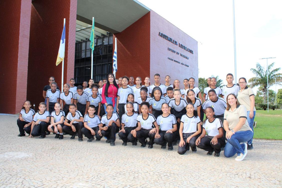 Janad Valcari e alunos do Colégio Militar de Paranã