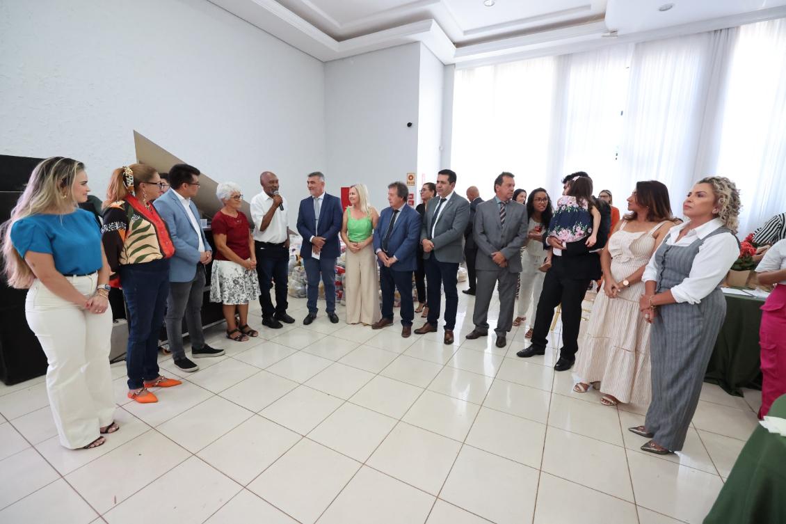 As cestas vão beneficiar cerca de 100 famílias lideradas por mulheres na capital. As cestas vão beneficiar cerca de 100 famílias lideradas por mulheres na capital.