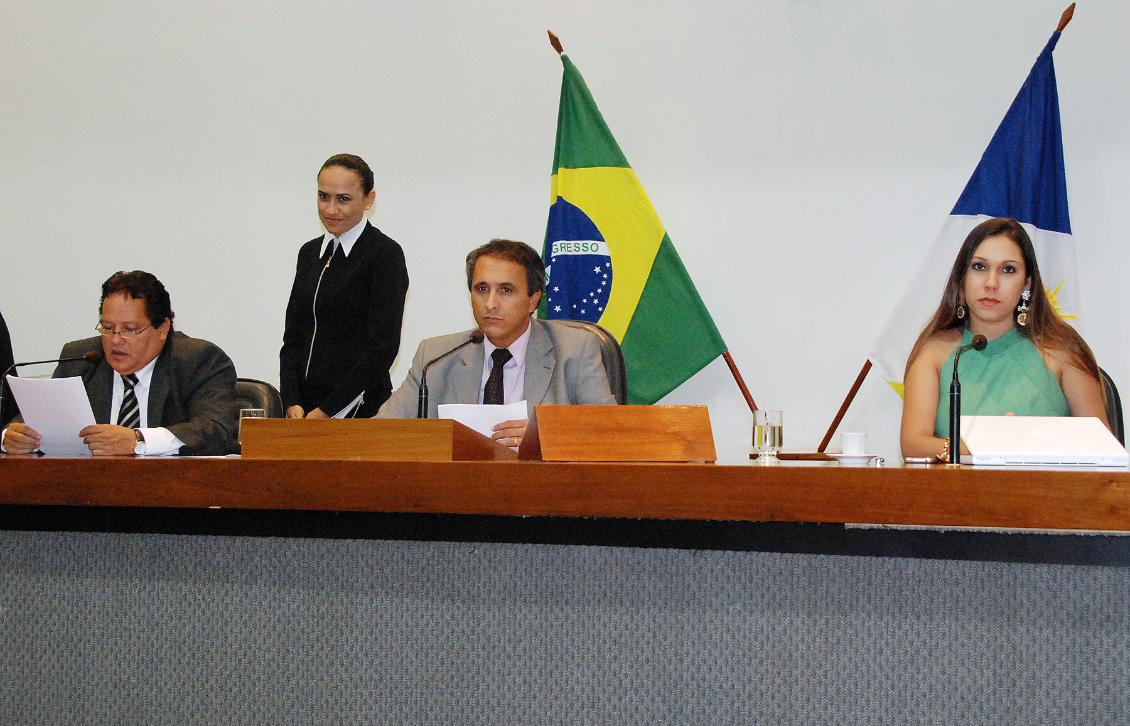 Mesa Diretora durante as extraordinárias Mesa Diretora durante as extraordinárias