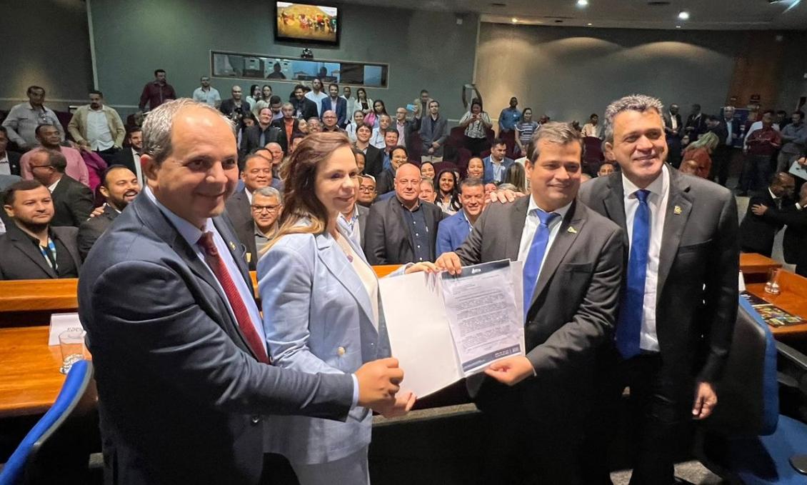 Deputado Wiston Gomes ao lado de parlamentares e do prefeito Diogo Borges, presidente da ATM