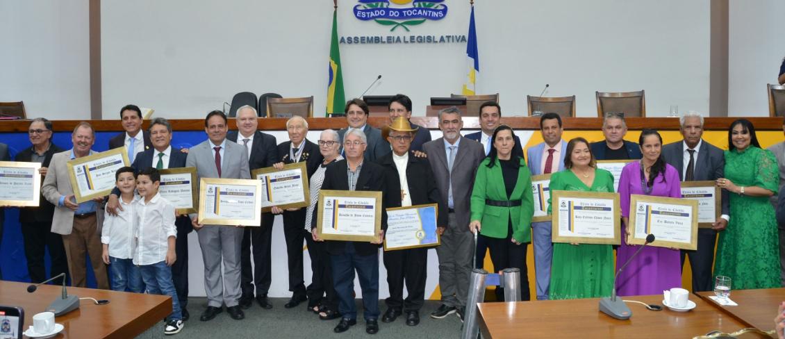 Homenagens aconteceram em sessão solene na manhã desta quarta-feira, 30