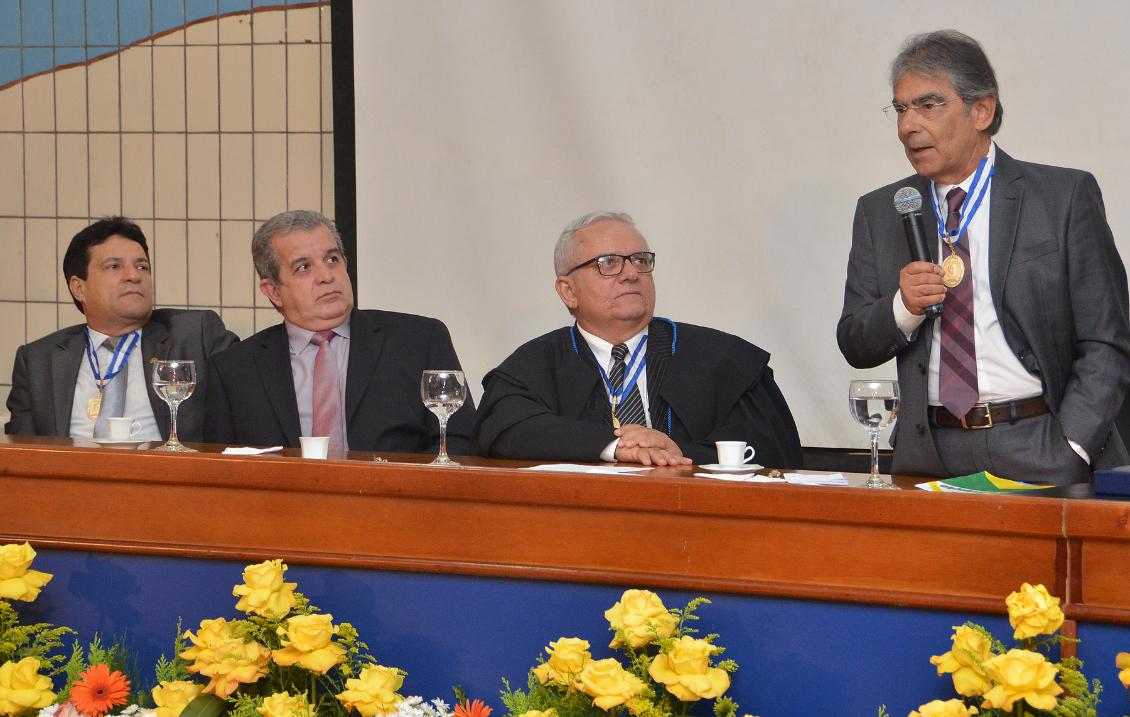 Deputado Osires Damaso recebe comenda do Tribunal de Contas