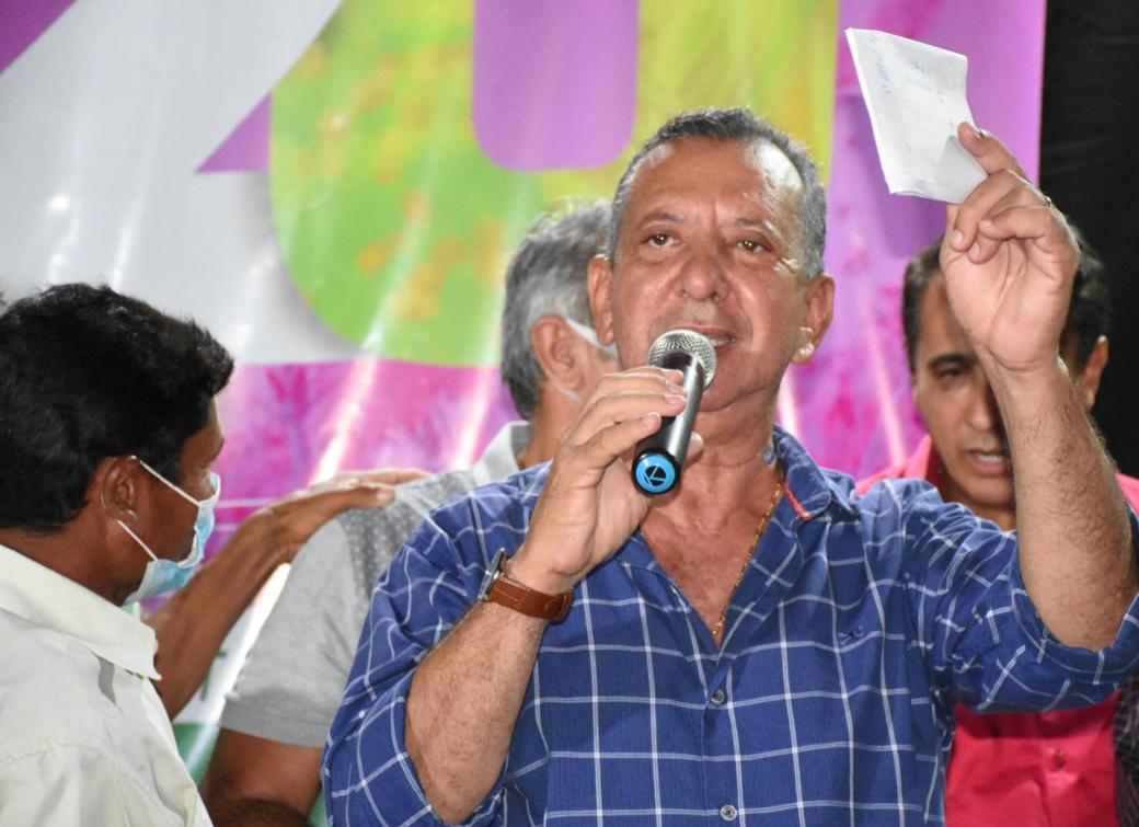Deputado Antonio Andrade durante seu discurso na região do Bico Deputado Antonio Andrade durante seu discurso na região do Bico