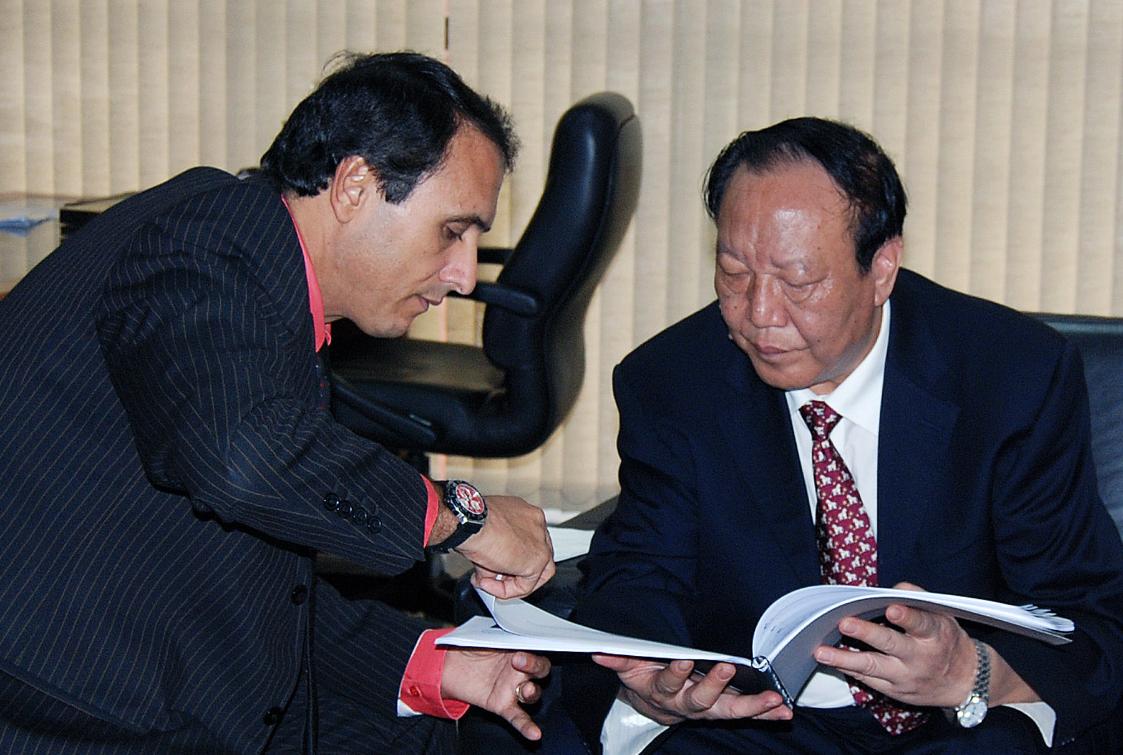 Gaguim apresenta o Estado a Wang Lisen Gaguim apresenta o Estado a Wang Lisen