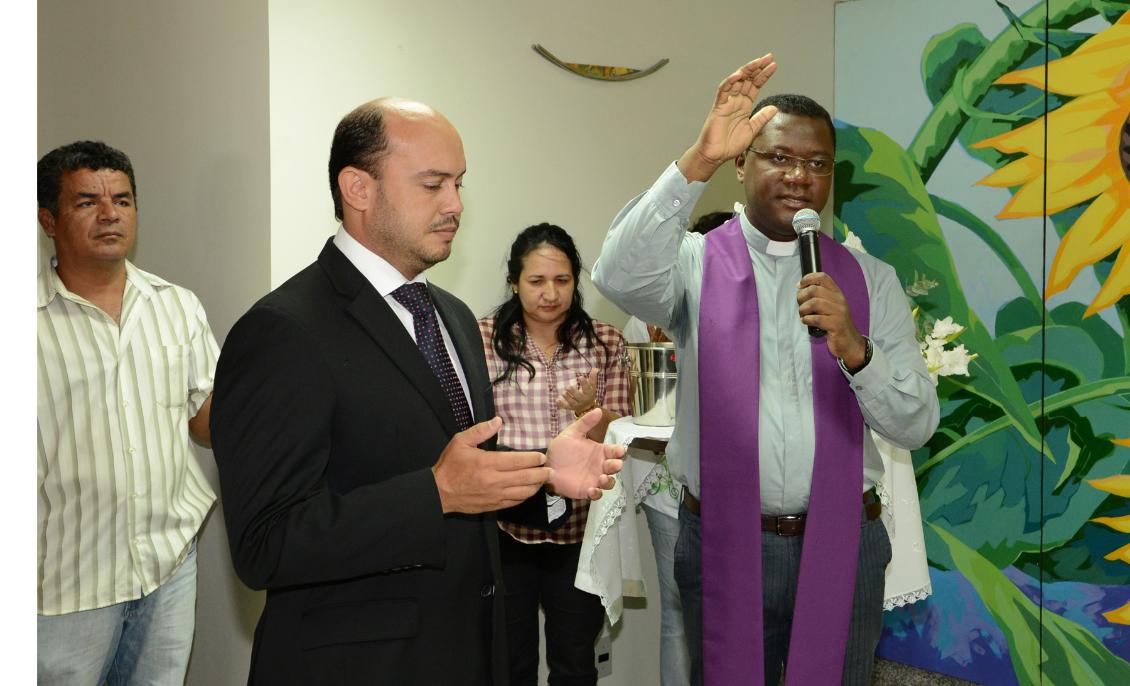 Sandoval recebe imagem peregrina de São José na Assembleia