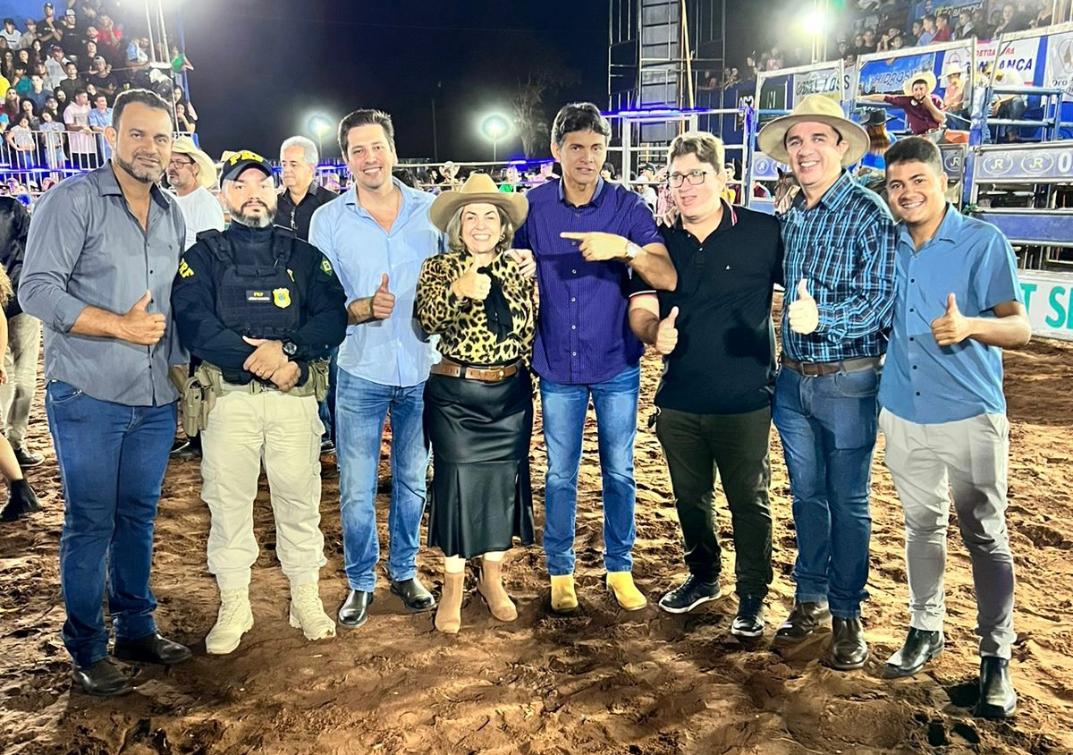 Deputado Olyntho Neto prestigiou, ao lado de outras autoridades, a abertura do rodeio da ExpoGuaraí