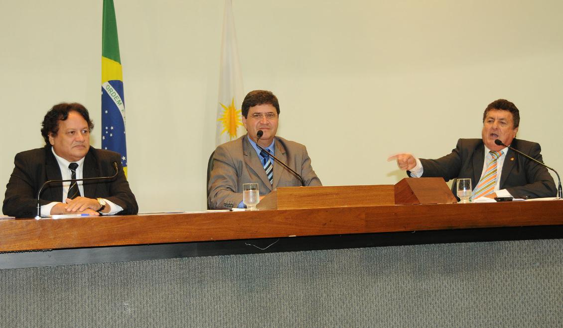 Mesa que presidiu as sessões extraordinárias Mesa que presidiu as sessões extraordinárias