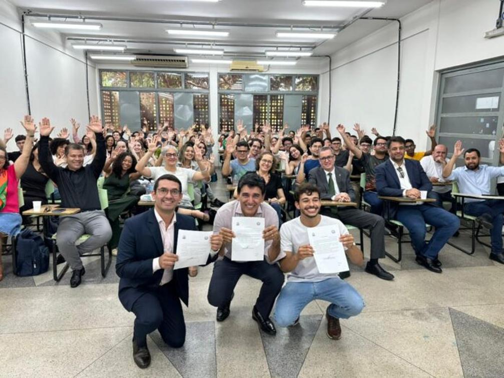 Assinatura ocorreu durante a abertura da Semana Acadêmica 2025 do Curso de Direito