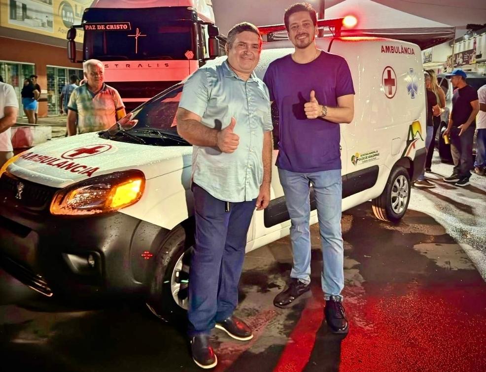 Olyntho e prefeito Marcos Alexandre entregam ambulância adquiridas com recursos de emenda