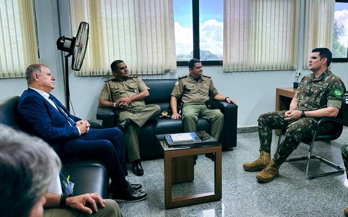 Charles (de azul) e Wesley (terceiro da direita para a esquerda) ouvem o comandante do 22º Batalhão