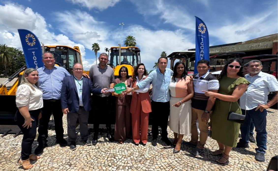 Deputada Janad entrega uma retroescavadeira ao município de Silvanópolis