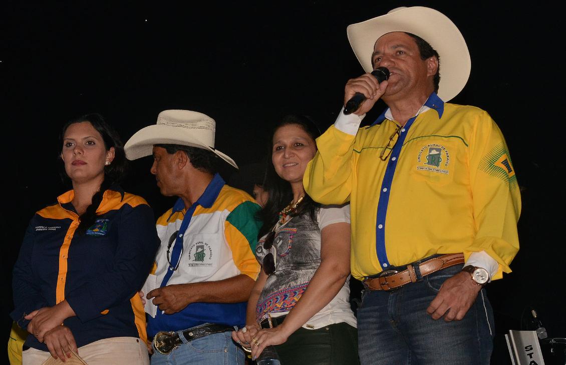 Damaso acena para o povo em Paraíso do Tocantins