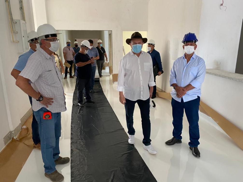 Deputado Antonio Andrade e governador Mauro Carlesse durante vistoria ao HGG Deputado Antonio Andrade e governador Mauro Carlesse durante vistoria ao HGG