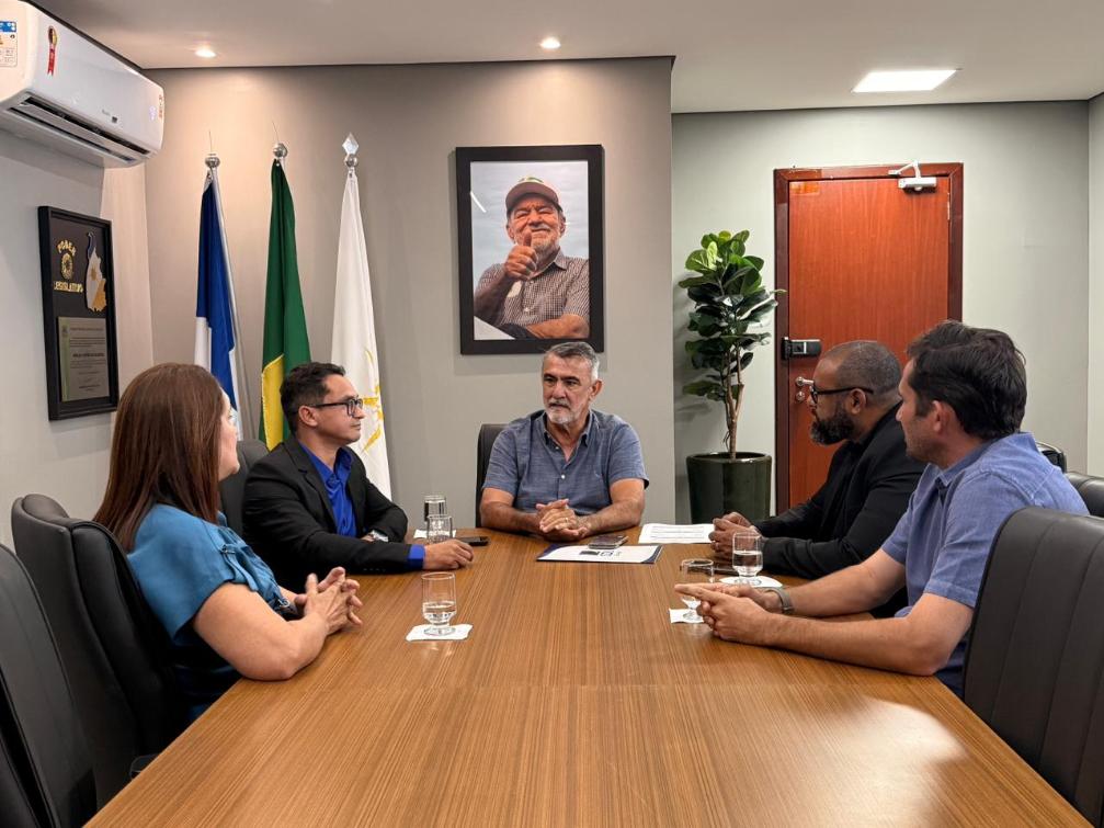 Diretores da CDL Gurupi e vereador Walter Coelho parabenizaram o trabalho educacional da Assembleia.