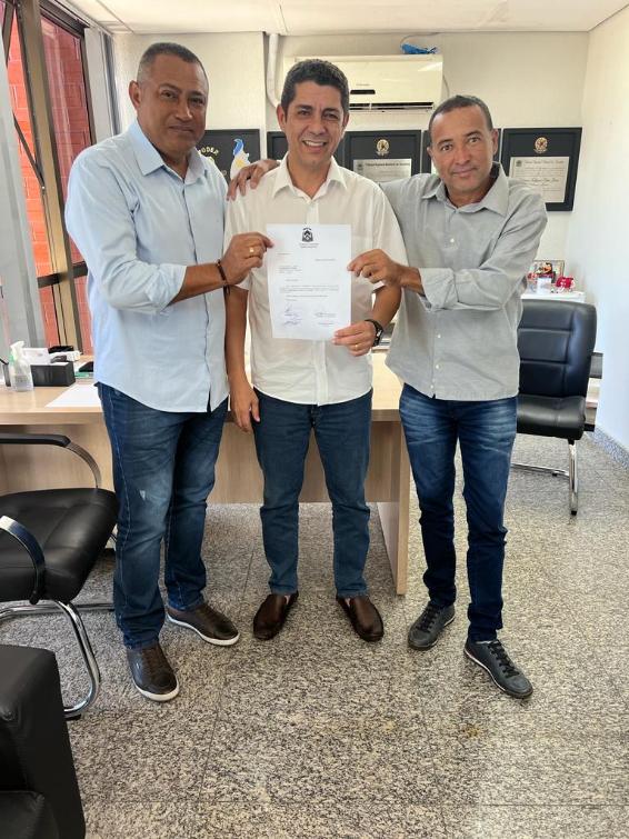 Edson Neiva e Domingos Deraldo solicitando o poio do deputado Valdemar para a realização do evento.