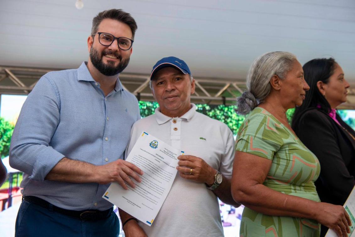 Deputado participa da entrega de de títulos de regulação fundiária a pioneiro