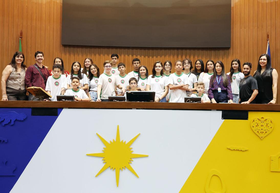 Durante a visita, alunos vivenciaram na prática como funciona o Parlamento tocantinense Durante a visita, alunos vivenciaram na prática como funciona o Parlamento tocantinense