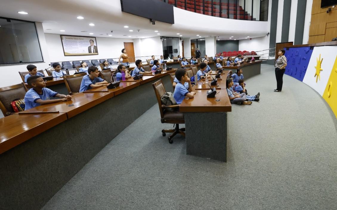 Durante a visita, 30 alunos do ensino fundamental conheceram de perto o funcionamento da Casa Durante a visita, 30 alunos do ensino fundamental conheceram de perto o funcionamento da Casa