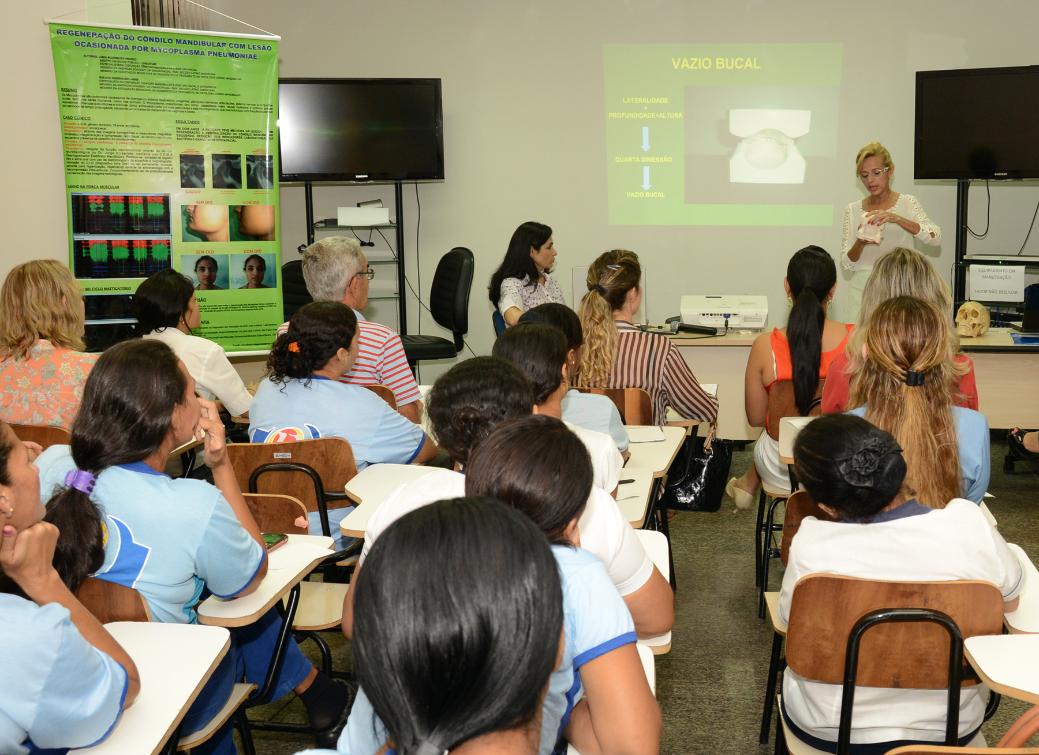 Odontóloga Luiza Franco profere palestra a servidores da AL