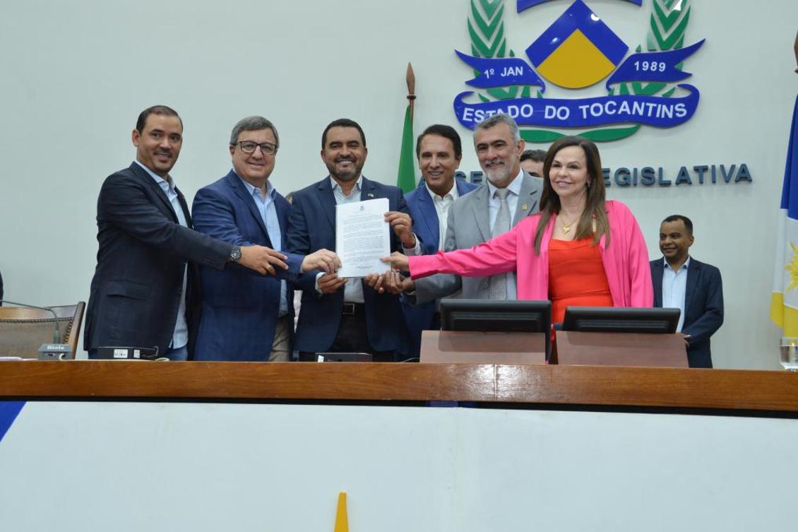 O governador Wanderlei Barbosa entregou ao presidente Amélio Cayres a LDO estadual.