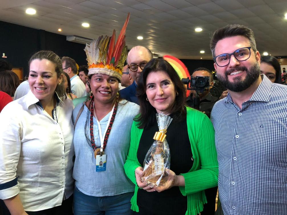  Ministra Simone Tebet recebe presente da servidora do gabinete do deputado, Vanessa Xerente