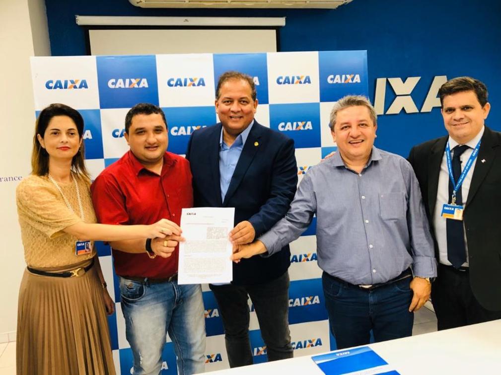 Assinatura de convênio com a Caixa reúne prefeitos