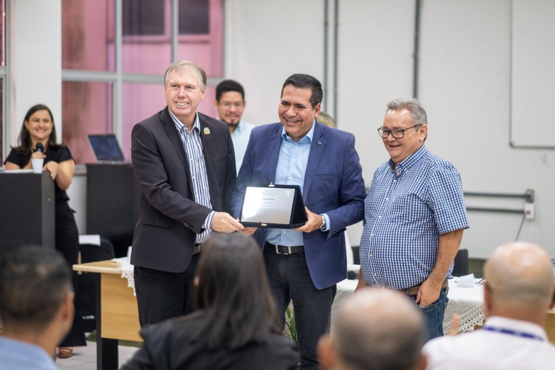 O deputado ainda recebeu um título de agradecimento da UFNT