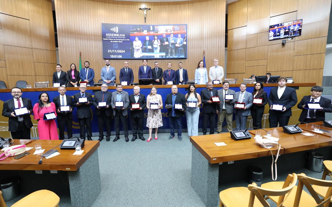 Foram homenageadas 28 personalidades com honrarias e comendas Foram homenageadas 28 personalidades com honrarias e comendas