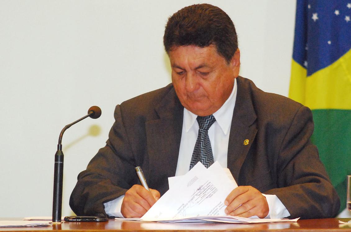 Stalin Bucar lê ofício de convocação