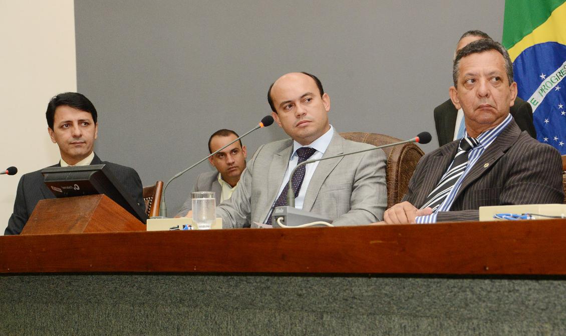 Em Sessão Extraordinária, deputados fazem leitura da mensagem de renúncia do Vice-Governador