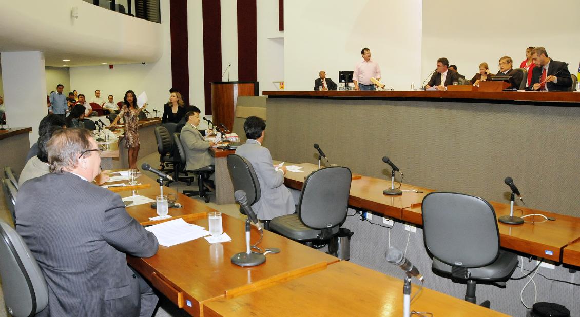Deputados no plenário da Assembléia
