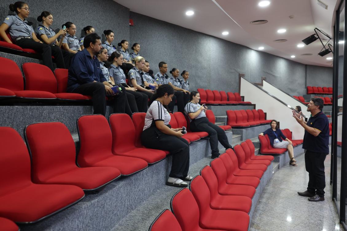 O diretor Administrativo da Casa, Junior Braga, falou aos estudantes sobre o papel da Aleto