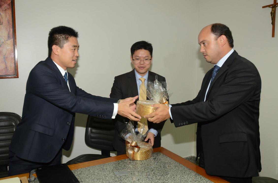 Sandoval recebe investidores chineses