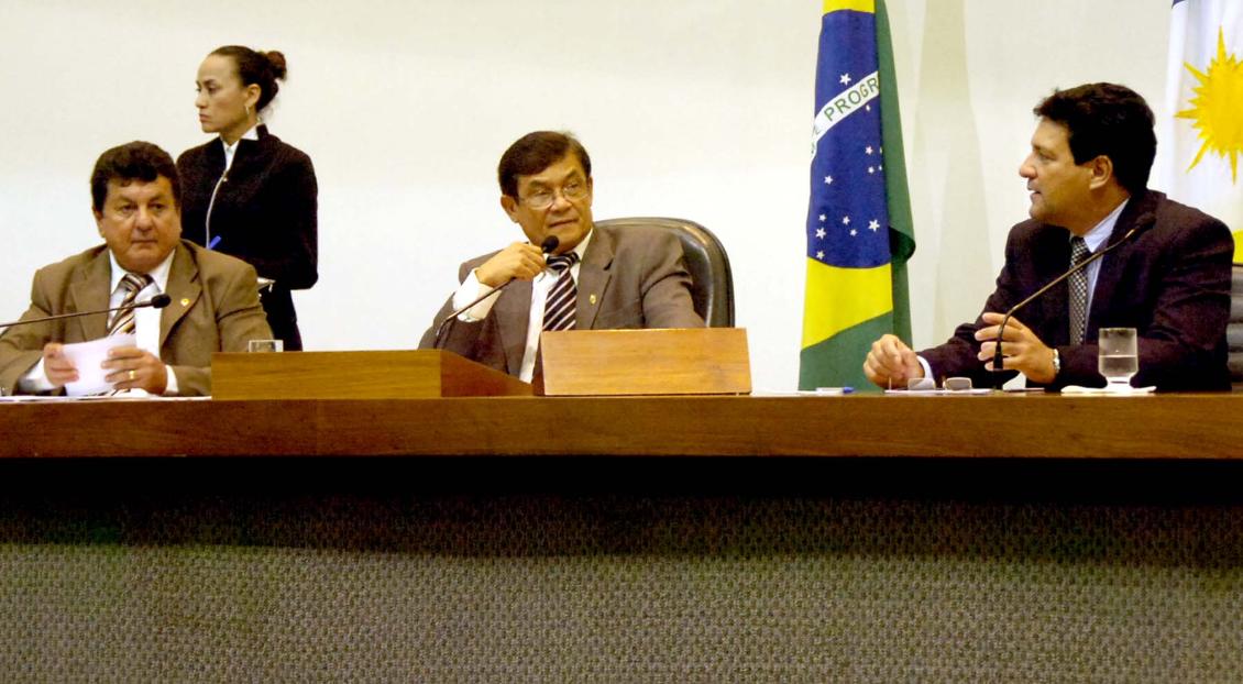 Mesa que dirigiu trabalhos na tarde desta quarta