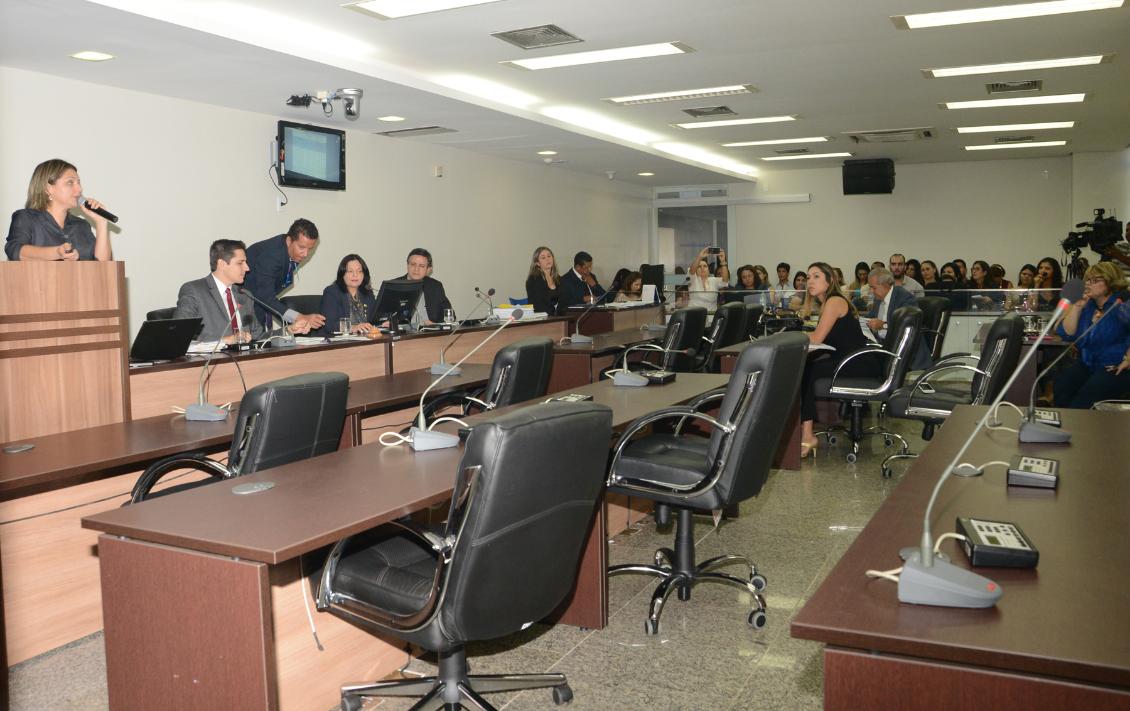 Secretário estadual de saúde apresenta relatório aos deputados