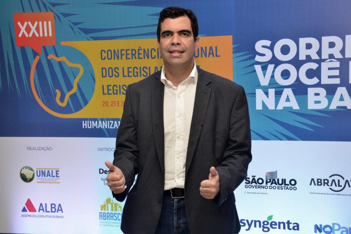 O parlamentar enfatizou a importância das discussões durante todo o evento O parlamentar enfatizou a importância das discussões durante todo o evento
