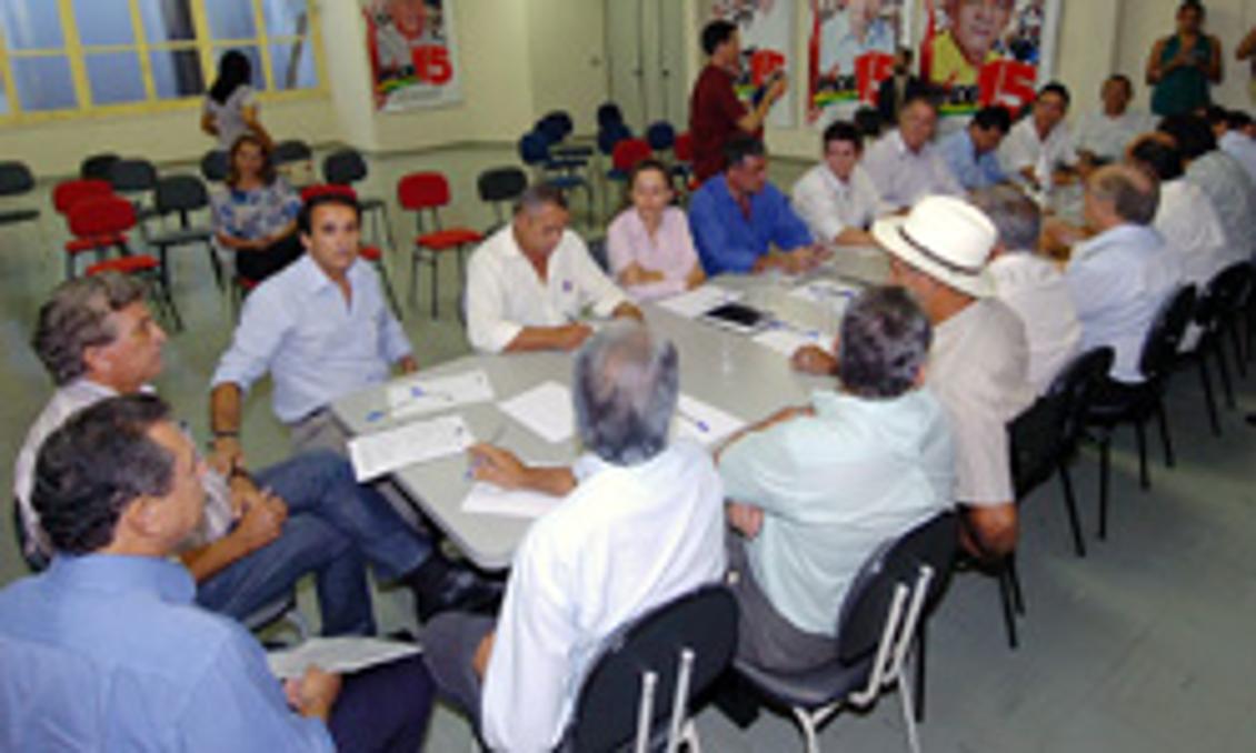 Cúpula do PMDB se reúne para discutir eleições Cúpula do PMDB se reúne para discutir eleições