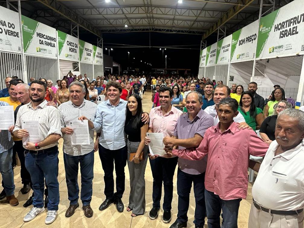 Deputado Wiston Gomes ao lado demais autoridades 