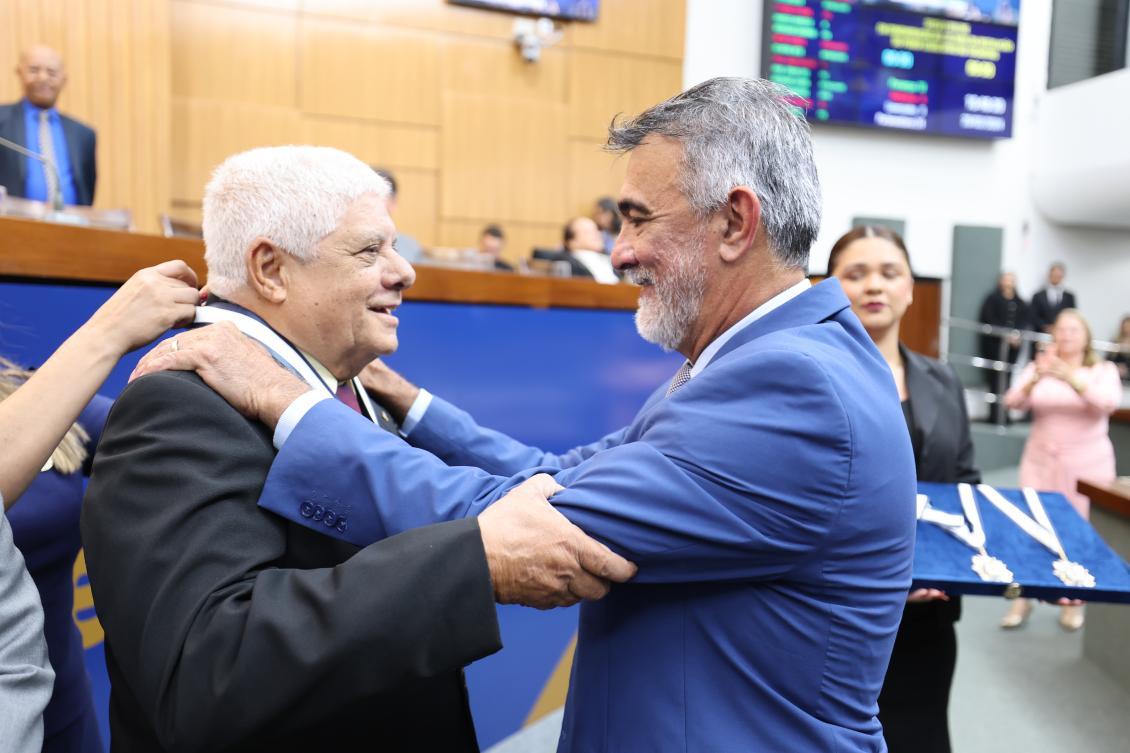 Atual presidente Amélio Cayres homenageou o primeiro presidente da Aleto, Raimundo Boi.