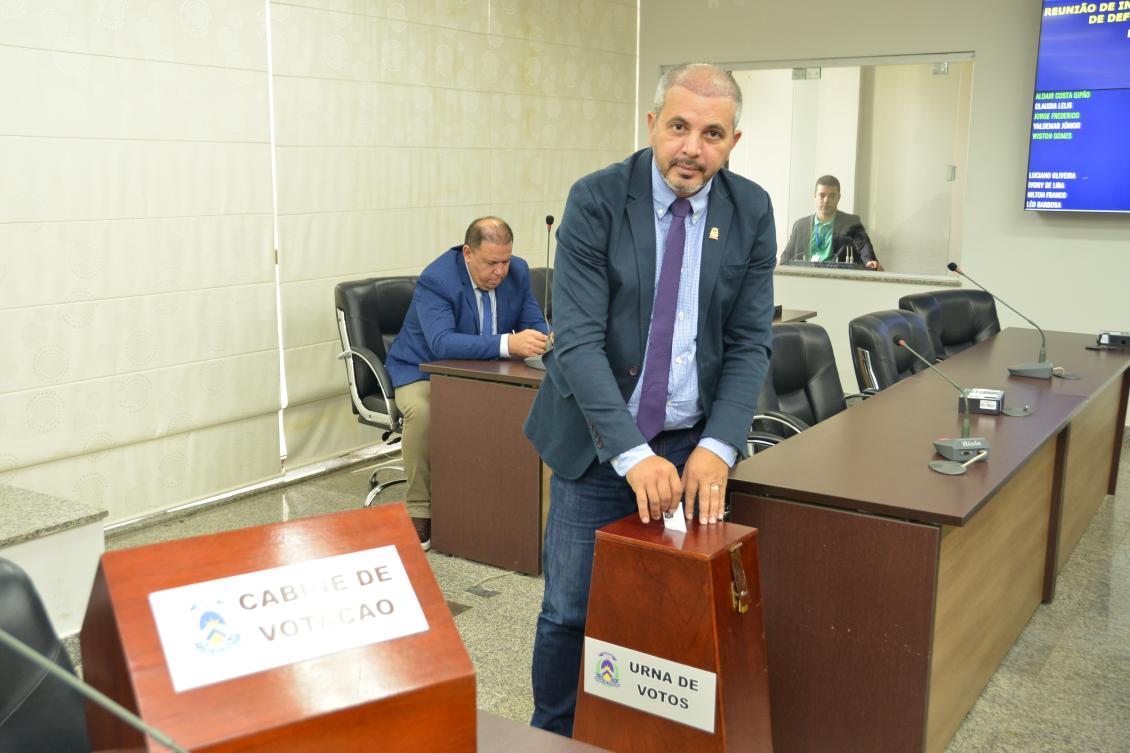 Deputado Wiston Gomes durante votação