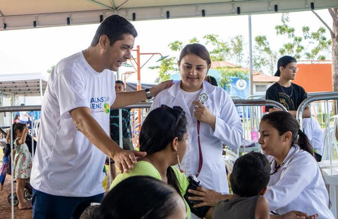 Equipe de saúde fazendo o serviço de medição de pressão arterial na população.