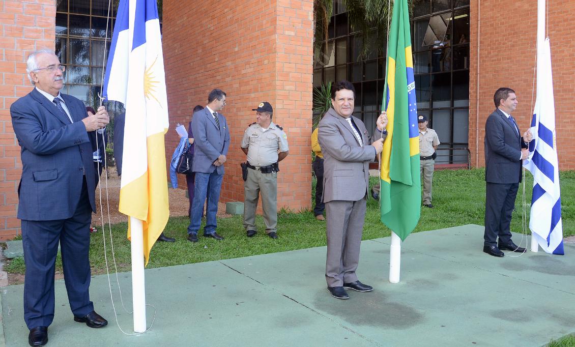 Hasteamento das bandeiras em homenagem ao aniversário de Palmas
