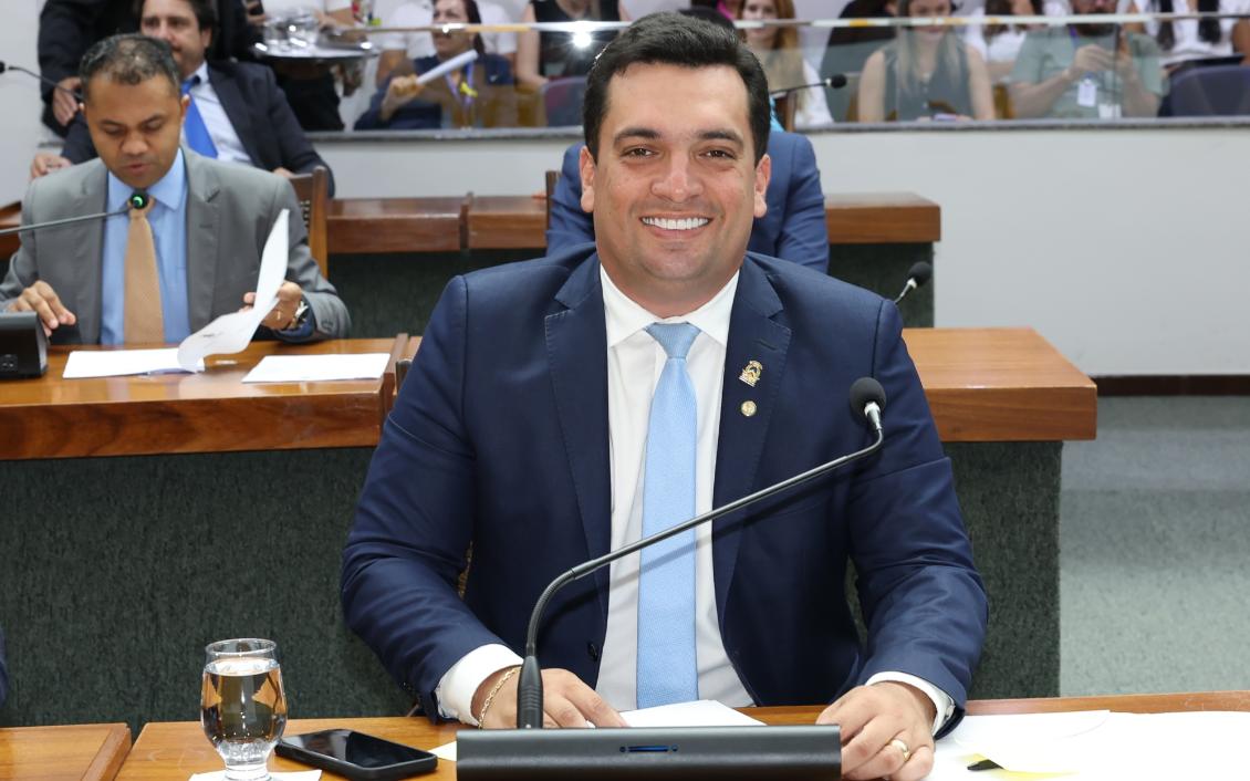 Deputado Gutierres Torquato (PDT), em destaque, e deputado Moisemar Marinho (PSB), ao fundo Deputado Gutierres Torquato (PDT), em destaque, e deputado Moisemar Marinho (PSB), ao fundo