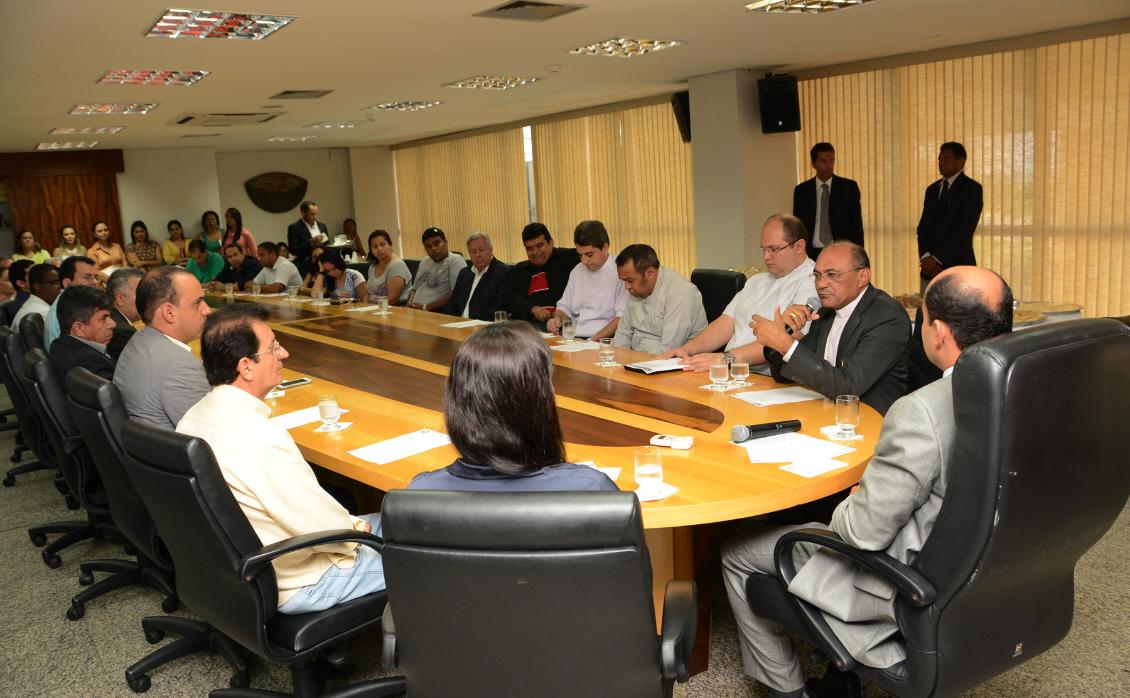 Deputados e Servidores da Assembleia Legislativa recebem Arcebispo em Visita Pastoral